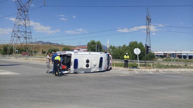 Otomobil ile ambulans çarpıştı: 4 yaralı