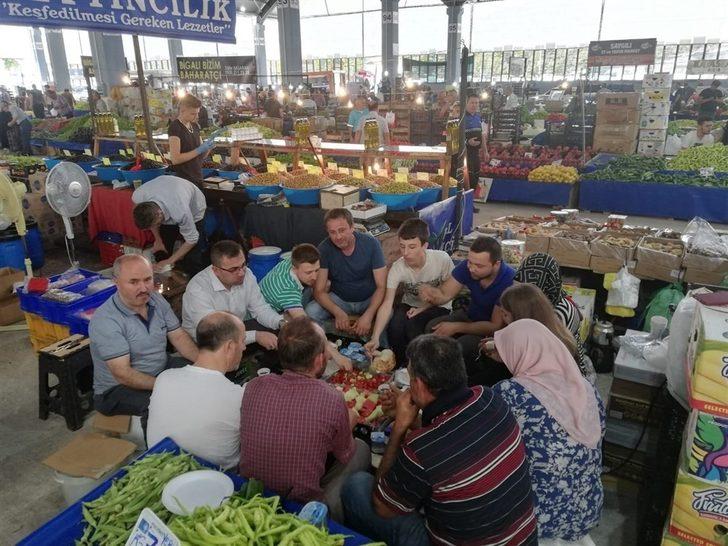 Başkan Erdoğan, pazar yerinde esnafla kahvaltı yaptı G2