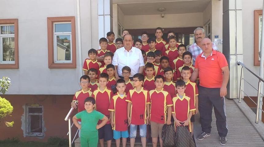 G&uuml;l&uuml;&ccedil;&rsquo;te yaz futbol okulu a&ccedil;ıldı