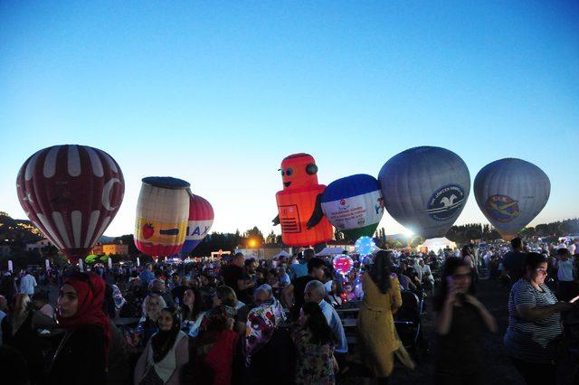 Kapadokya'da balon festivali kortej yürüyüşüyle başladı