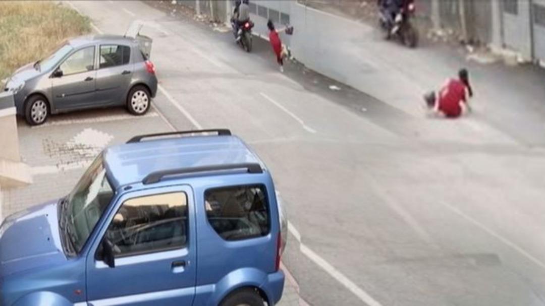 'Adrenalin olsun diye' kadını yerlerde s&uuml;r&uuml;kleyip &ccedil;antasını &ccedil;aldılar!