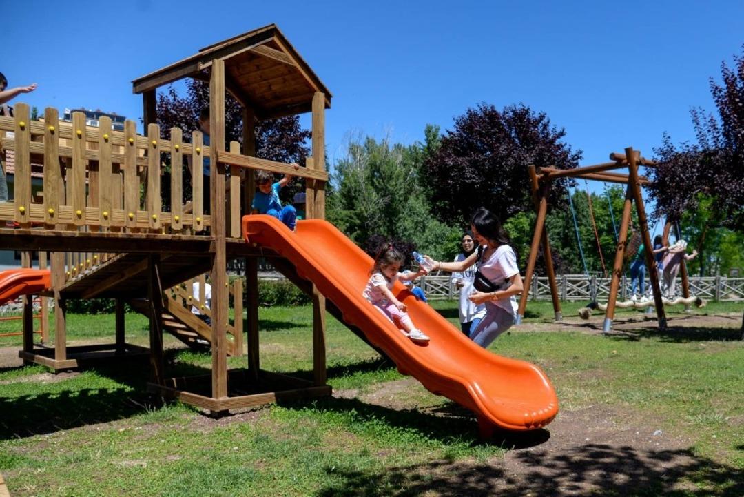 Altınk&ouml;y&rsquo;e ahşaptan oyun parkı