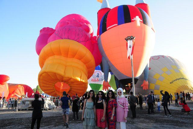 Kapadokya'da sıcak hava balonları gökyüzünü süsledi