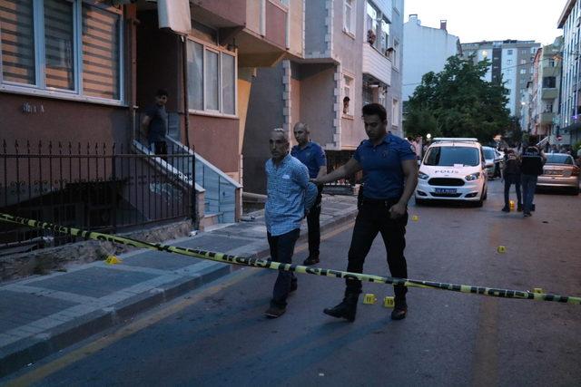 &Uuml;mraniye de komşular arasında silahlı kavga &ccedil;ıktı, sokak savaş alanına d&ouml;nd&uuml; 2