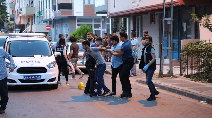 &Uuml;mraniye'de komşular arasında silahlı kavga &ccedil;ıktı, sokak savaş alanına d&ouml;nd&uuml;