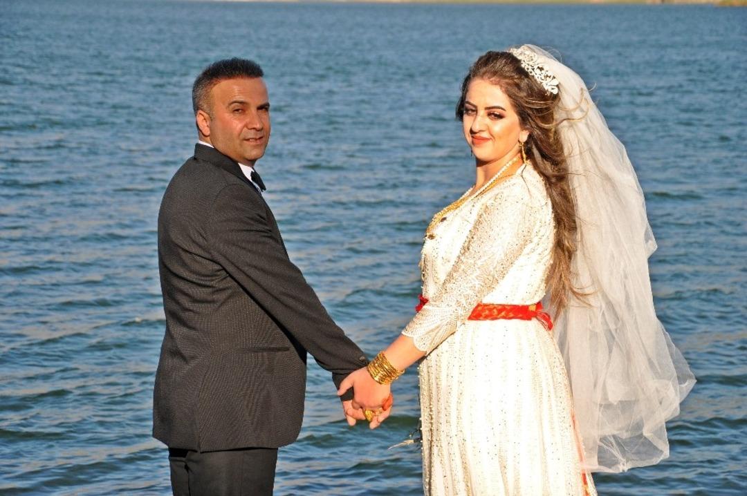 Fotoğraf &ccedil;ektirmek isteyen &ccedil;iftlerden Dilimli Barajı&rsquo;na yoğun ilgi