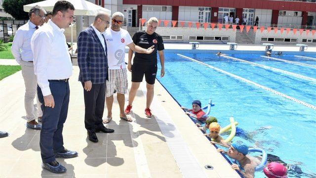 Vali Demirtaş, spor salonlarında incelemelerde bulundu