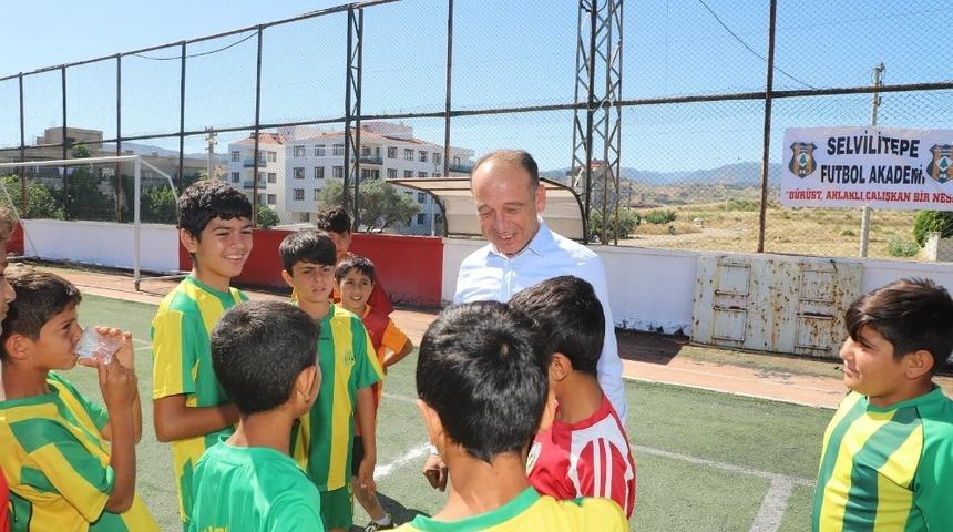 Başkan Akın’dan yaz spor okullarına ziyaret