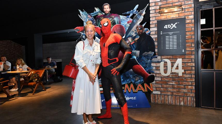 &Uuml;nl&uuml; isimler &Ouml;r&uuml;mcek Adam&rsquo;ın &ouml;ng&ouml;steriminde buluştu