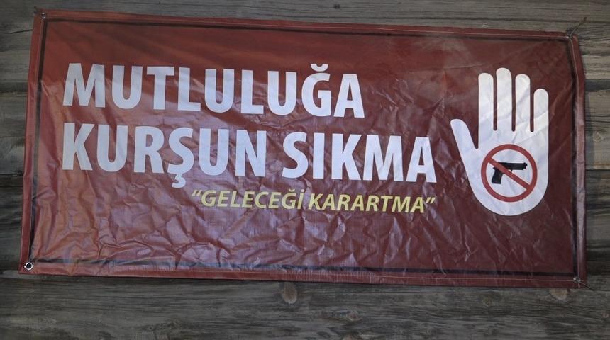 K&ouml;y muhtarı dev afiş yaptırıp k&ouml;y meydanına astı