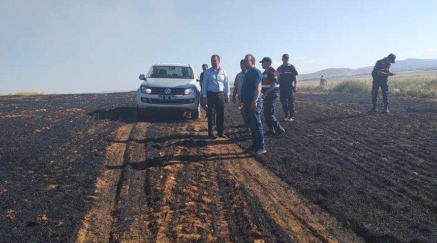 10 dönümlük arpa tarlası, yangında kül oldu