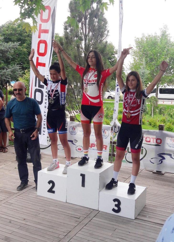Döşemealtı’nın altın pedalları Türkiye şampiyonu G4