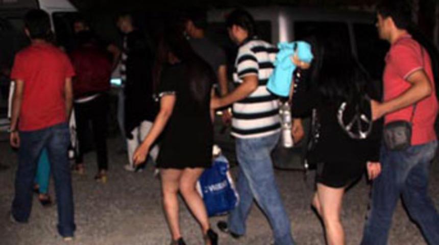 Fuhuş operasyonunda kadınlar dolaptan &ccedil;ıktı!