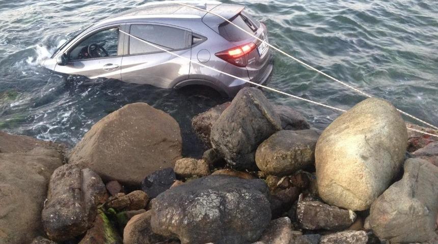 Denizi izlerken denize uçtular