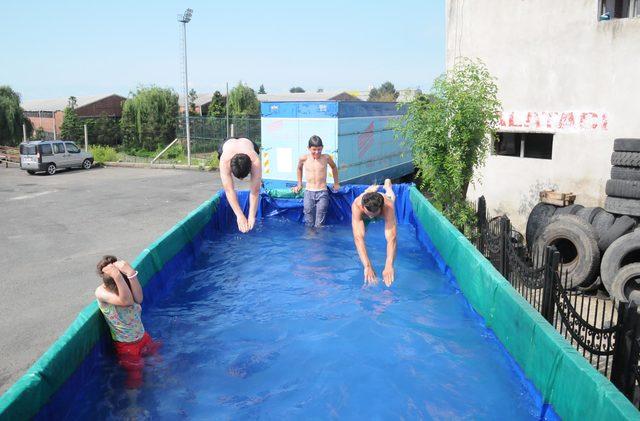 Havuza dönüştürülen kamyon kasasında yüzen çocuklara sürpriz