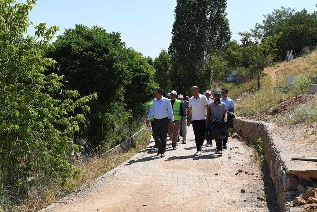 Başkan Asya, mezarlıklardaki temizlik çalışmalarını inceledi