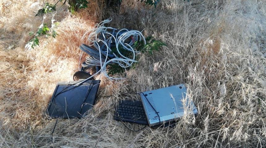 Elektrik direğinden kablo &ccedil;alarken yakalandı