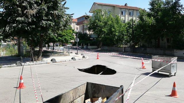 Kocaeli’de aniden çöken yolda derin çukur oluştu