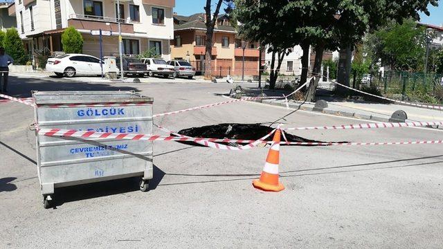 Kocaeli’de aniden çöken yolda derin çukur oluştu