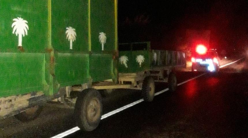 Karayolunda trakt&ouml;r ve r&ouml;morklar kazaya davetiye &ccedil;ıkarıyor