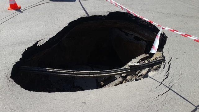 Köprünün beton kaplaması çöktü