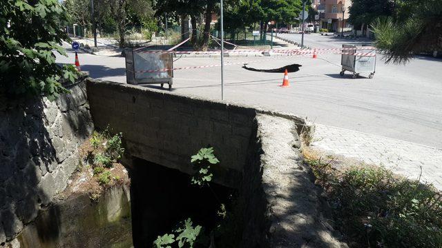 Köprünün beton kaplaması çöktü