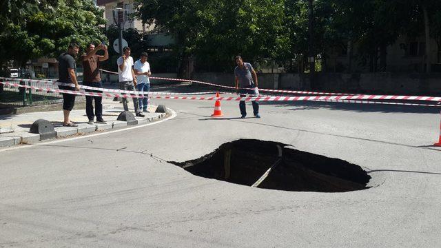 Köprünün beton kaplaması çöktü