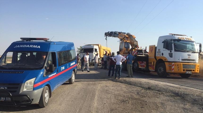 Asfalt y&uuml;kl&uuml; kamyon devrildi, s&uuml;r&uuml;c&uuml; yara almadan kurtuldu