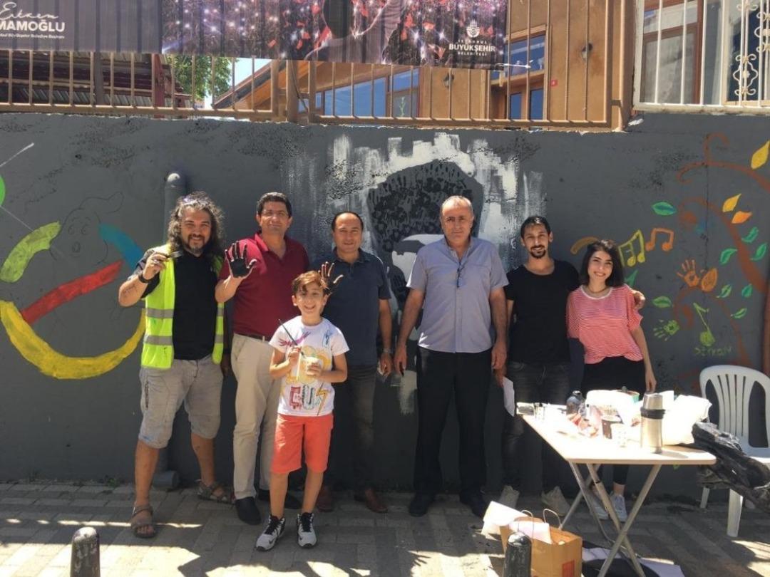 Sanat akademisi &ouml;ğrencileri, duvarları hayal d&uuml;nyalarının renklerine boyadı