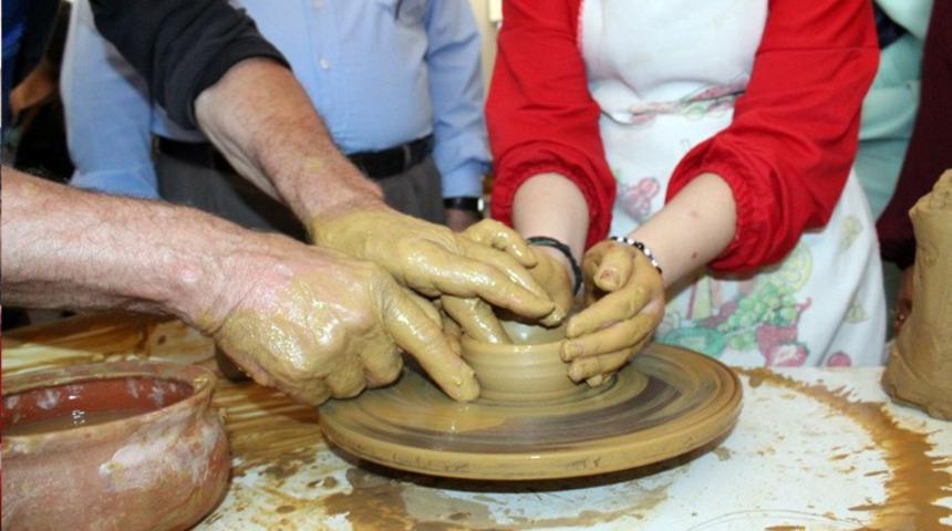 Minik eller &ccedil;&ouml;mlek yaptı