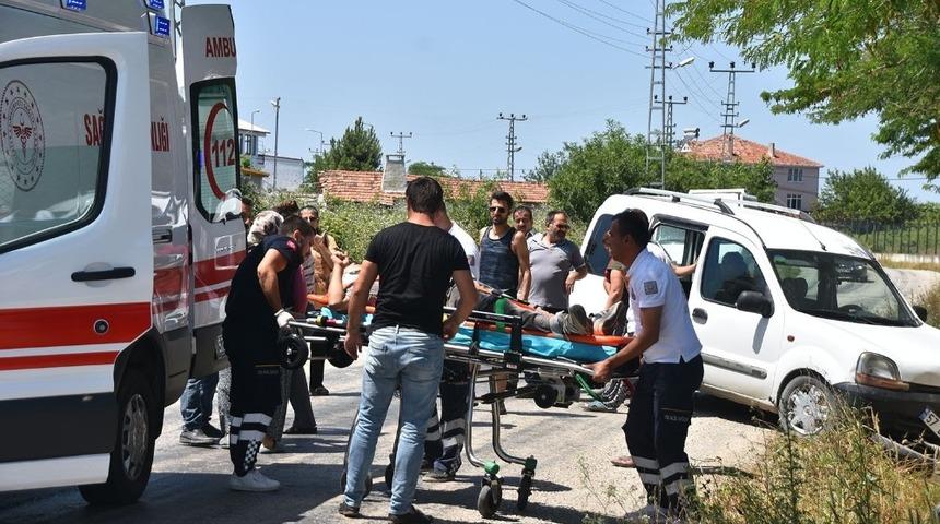 Kamyonet motosiklete &ccedil;arptı: 1 yaralı