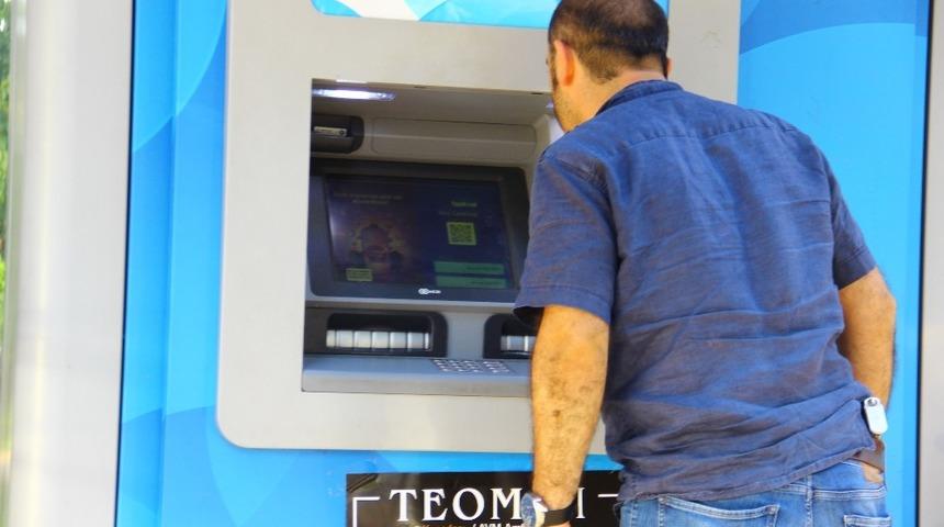 Polis kimse dolandırılmasın diye sabaha kadar bankamatik başında n&ouml;bet tuttu