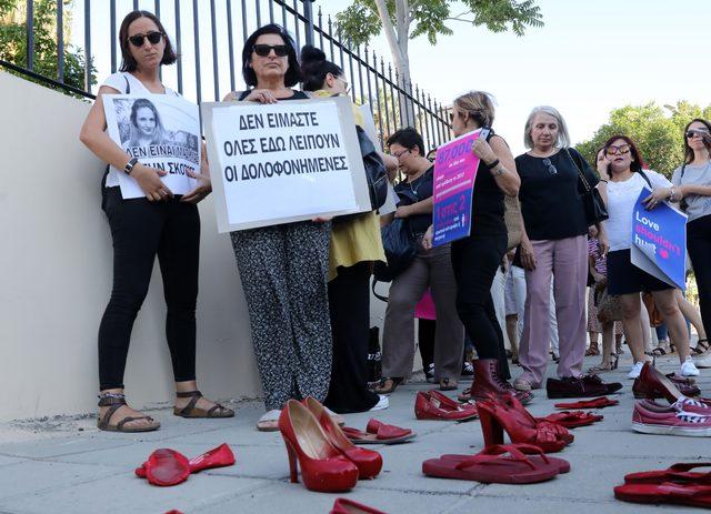 Güney Kıbrıs'ta kadın cinayetlerine 'kırmızı ayakkabılı' protesto