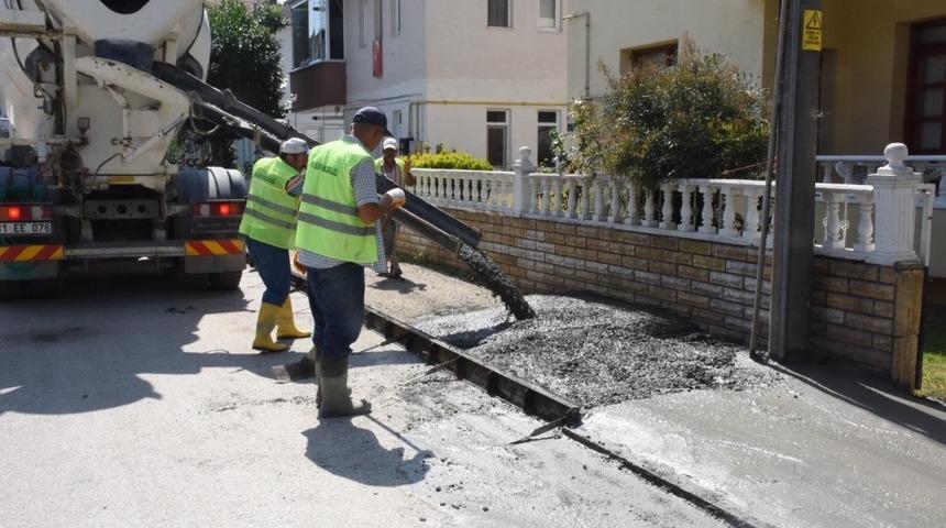 Belediye kaldırım &ccedil;alışmalarını s&uuml;rd&uuml;r&uuml;yor