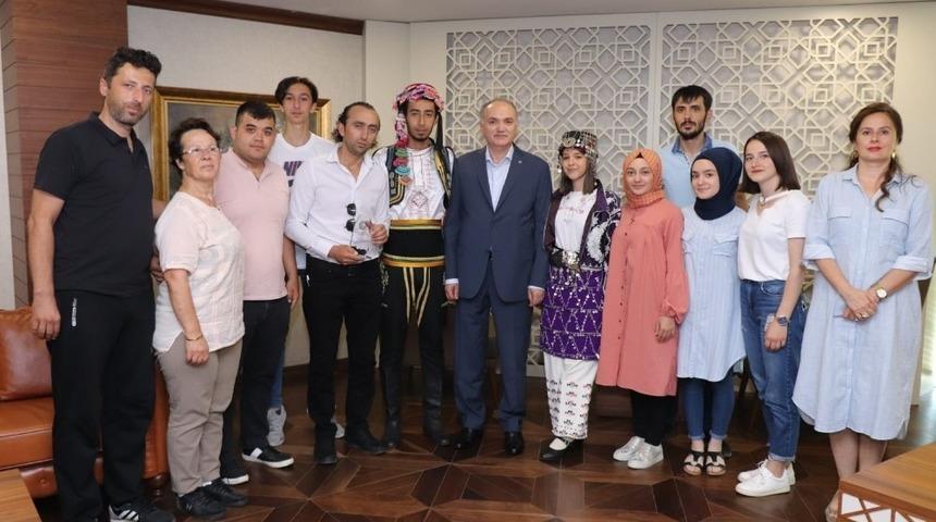 Halk oyunları topluluğundan Başkan &Ouml;zl&uuml;&rsquo;ye ziyaret