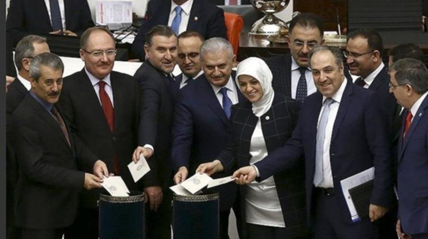 Anayasa değişiklik teklifinin 6., 7. ve 8. maddesi Meclis'ten ge&ccedil;ti