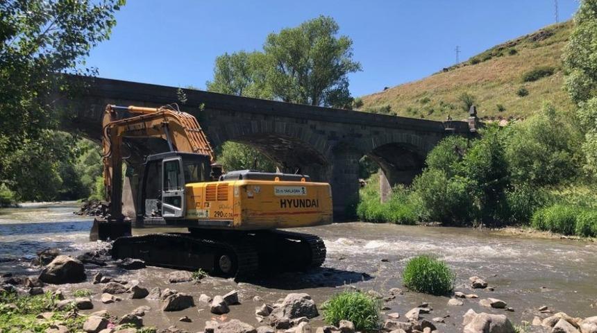 Tarihi Taş Köprünün onarımı yapılıyor