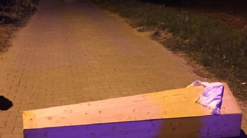 Tekirdağ'da yol ortasındaki tabut vatandaşı korkuttu