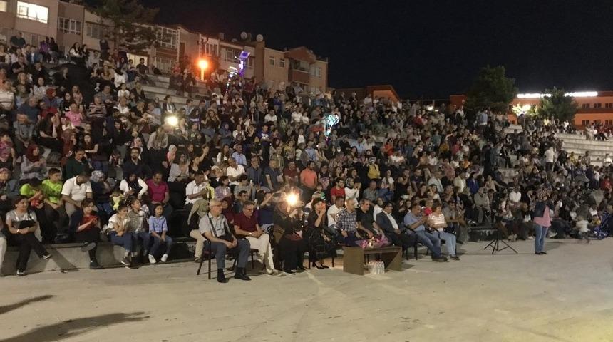 T&uuml;rk&uuml; dolu bir gece yaşattılar
