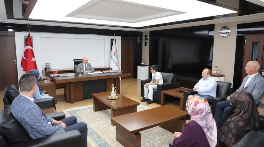 Başkan &Ccedil;olakbayrakdar, başarılı &ouml;ğrencileri &ouml;d&uuml;llendirdi