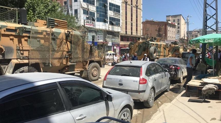 Y&uuml;ksekova&rsquo;dan sınıra askeri sevkıyat