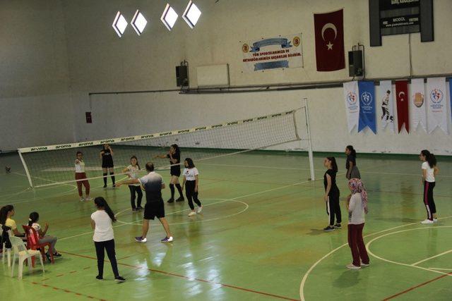 Şuhut’ta voleybol kursu başladı