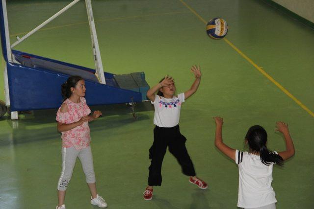 Şuhut’ta voleybol kursu başladı