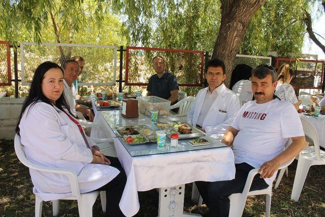 Far Hastanesi personeli mangal partisinde stres attı