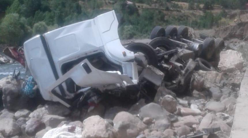 Bing&ouml;l&rsquo;de tır dereye yuvarlandı: 1 yaralı