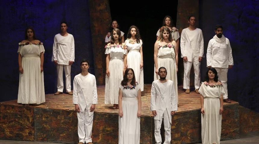 Madımak&rsquo;ta hayatını kaybedenler Efeler&rsquo;de sahnede anıldı