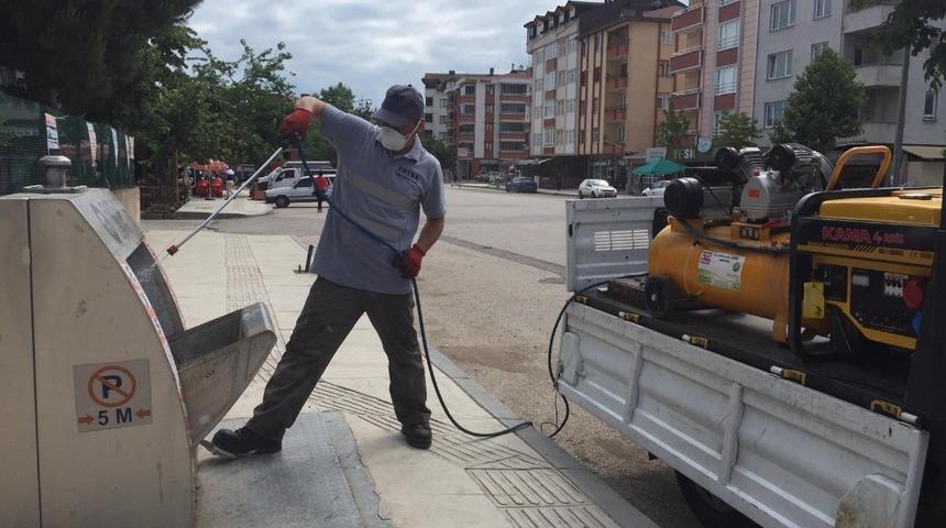 &Ccedil;&ouml;p konteynerleri dezenfekte edilip koku giderici sıkılıyor
