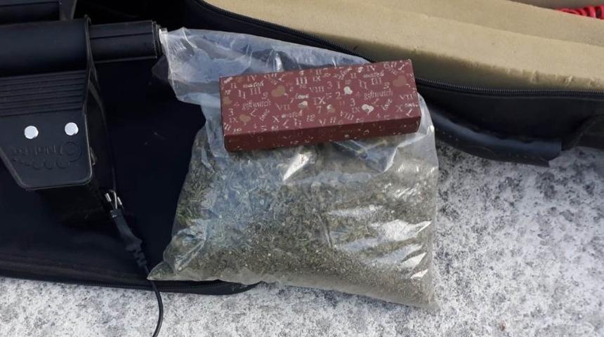 Jandarmanın uyuşturucu ve silahla yakaladığı 2 kişi g&ouml;zaltına alındı