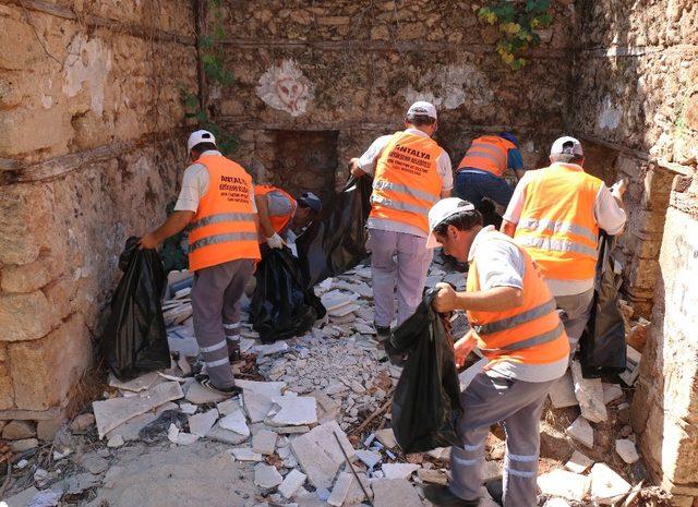 Büyükşehir Kaleiçi’nde temizlik seferberliği başlattı