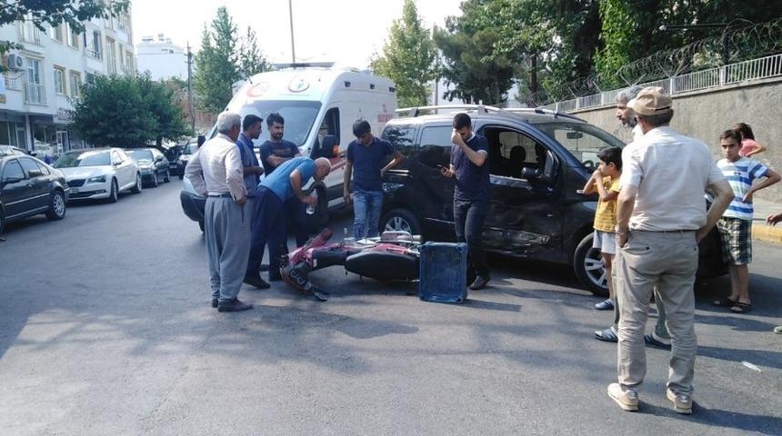 Hafif ticari araç ile motosiklet çarpıştı: 2 yaralı